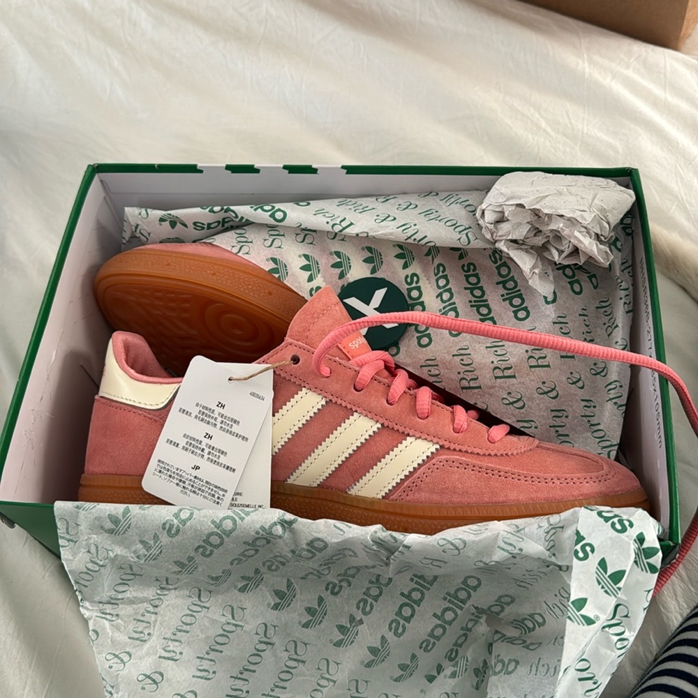 Sporty and rich handball spezial pink